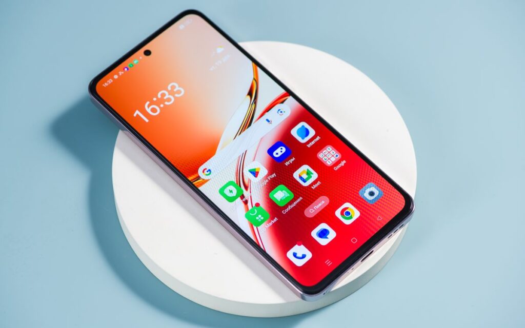 OPPO Reno12 F against crooked hands. Testing the smartphone for strength