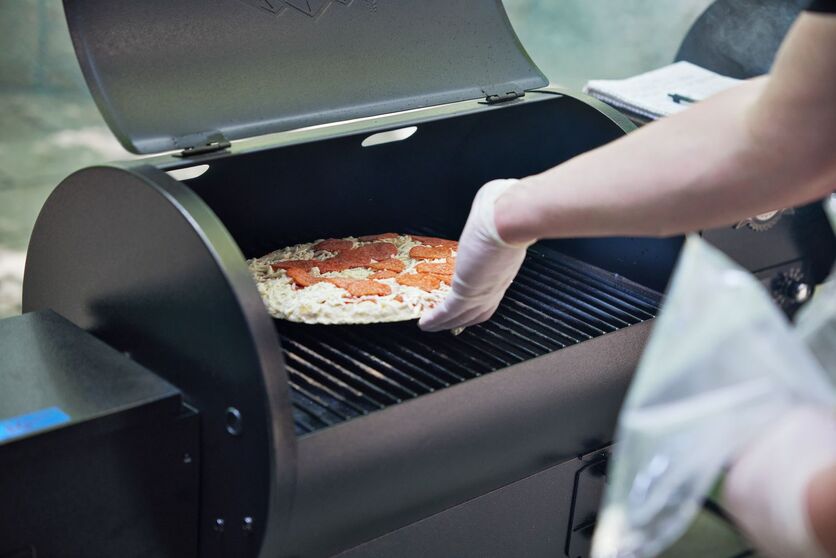 The AI grill Brisk Zelos 450 independently controls the cooking process